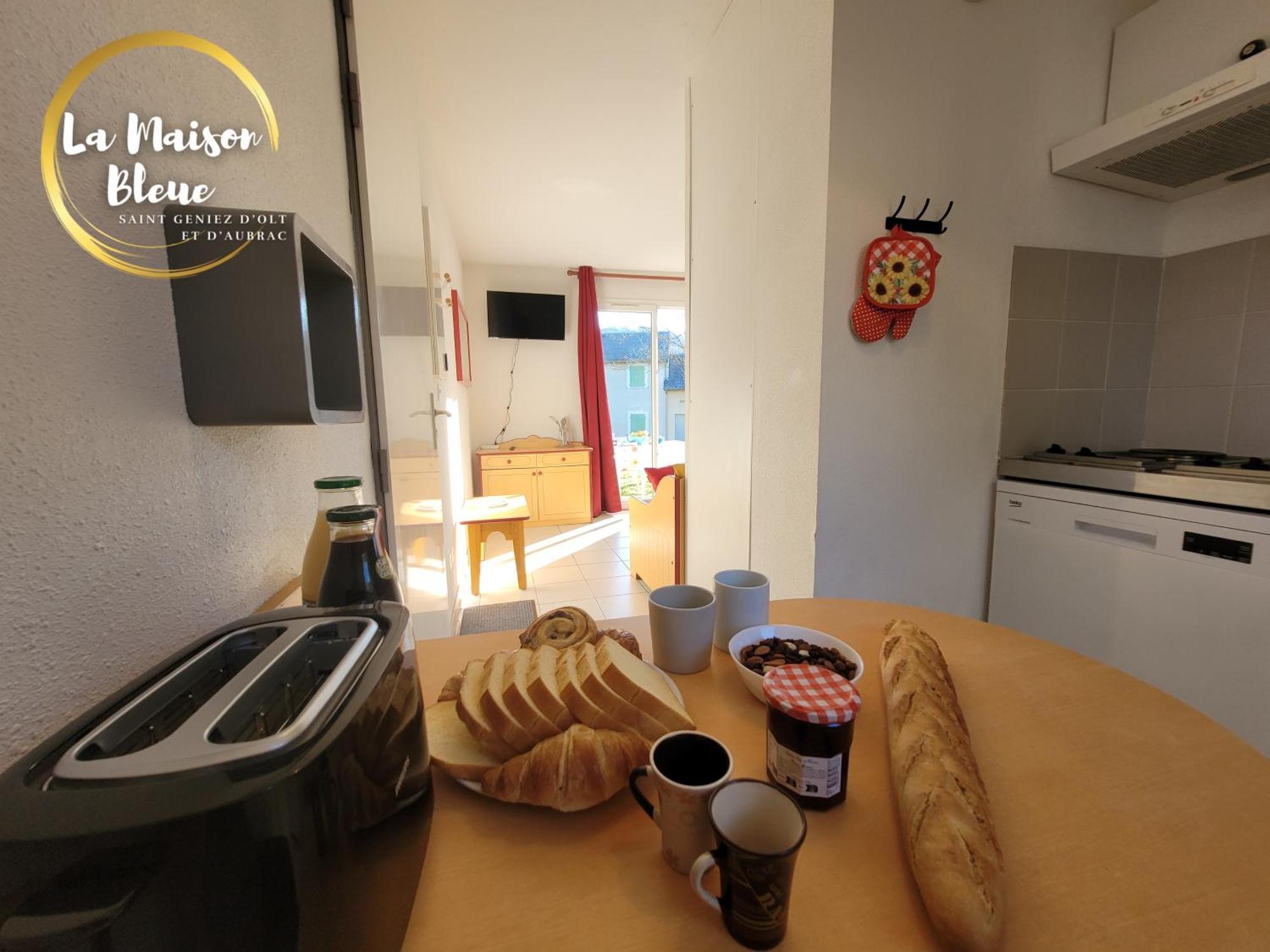 Saint-Geniez-dʼOlt La Maison Bleue, Village Vacances, Piscine, Parking מראה חיצוני תמונה