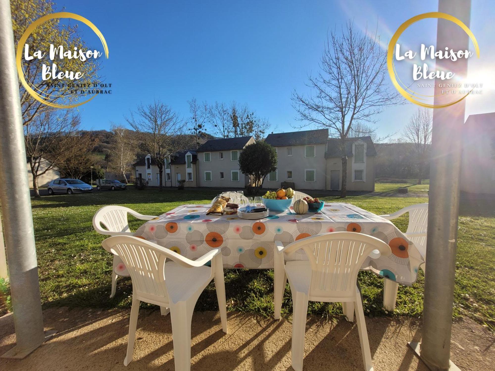 Saint-Geniez-dʼOlt La Maison Bleue, Village Vacances, Piscine, Parking מראה חיצוני תמונה